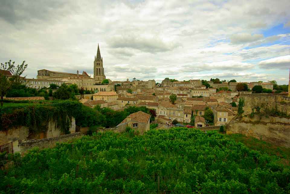 Vinhedos e a vila medieval de Saint-Émilion, em Bordeaux